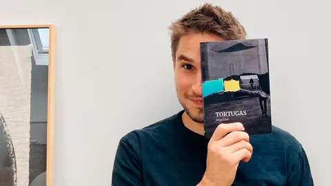 Diego Caro con su novela Tortugas