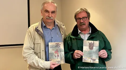 &Aacute;ngel Rekalde Goikoetxea y Jose Mari Blanzako Sesma con el libro