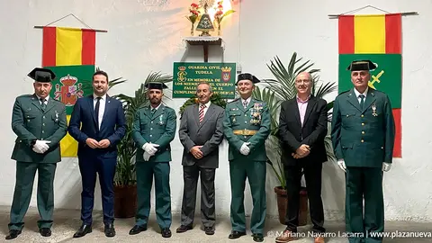 Homenajeados, alcaldes y mando, junto a la placa en recuerdo de los ca&iacute;dos