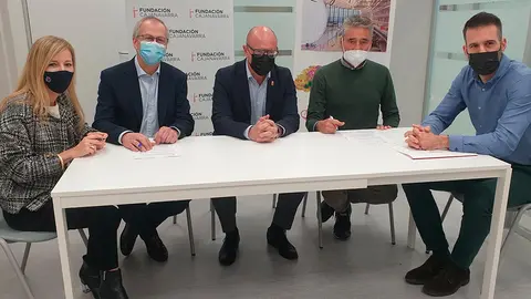 De izquierda a derecha, M.&ordf; Pilar Asurmendi, directora de FEC Vedruna ; Juan Ignacio Yag&uuml;e, secretario ejecutivo de FEC ; Carlos Gimeno, consejero de Educaci&oacute;n; Jose Andr&eacute;s Burguete, director de Isterria y&nbsp;&Aacute;lvaro Eguiluz, Secretario Fundaci&oacute;n Caja Navarra, tras la visita al 'Aula Enclave'