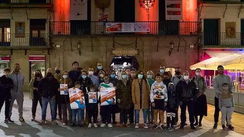 Al acto de la iluminaci&oacute;n naranja de la Casa del Reloj Al acto acudieron representantes de la junta directiva de ANDAR, familias socias y los trabajadores de la Asociaci&oacute;n, as&iacute; como la edil Anichu Ag&uuml;era