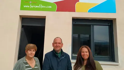 Carmen M.&ordf; Yanguas, t&eacute;cnico de turismo del Ayuntamiento de Fitero; Miguel Aguirre, alcalde del Ayuntamiento de Fitero; Johanna Godoy, responsable del Punto de Informaci&oacute;n Tur&iacute;stica de Fitero