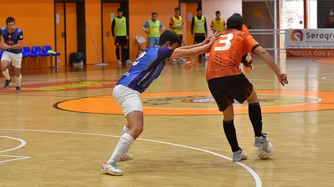 Chama Barrera controla un bal&oacute;n ante el defensa cirbonero