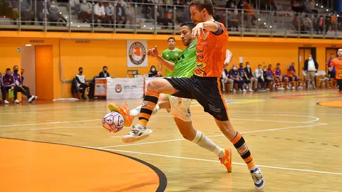 David Garcia controla un bal&oacute;n ante la meta rival