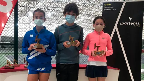 Mar&iacute;a, Adri&aacute;n y Paulina con los trofeos conquistados