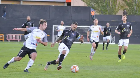 Aitor Aranzabe intenta escaparse del defensor del CF Talavera