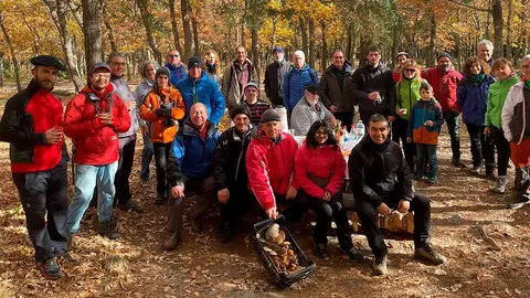 La salida al monte estuvo organozado en grupos de cinco personas