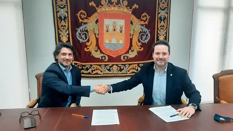 Alejandro Ghirardi, presidente del Consejo de Administraci&oacute;n del CD Tudelano, y Alejandro Toquero, alcalde de Tudela