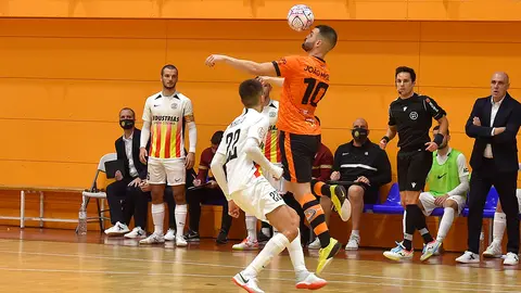 Joao Miguel controlando un bal&oacute;n a&eacute;reo