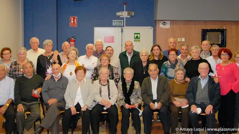 Junta del club, homenajeados, el alcalde Carlos Alcuaz y la concejal Liliana Goldaraz, que en el momento de la foto se quitaron la mascarilla