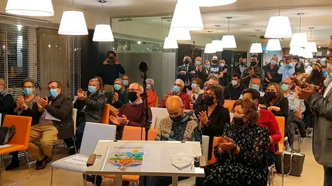 Pacientes y sanitarios emocionados visualizando videos de aquellos duros momentos