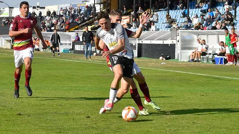 Rodrigo Sanz se libra de su defensa y encara la l&iacute;nea de fondo para centrar al &aacute;rea