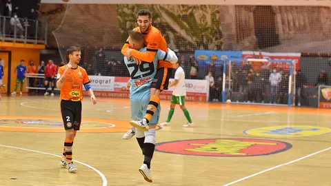 Nacho G&oacute;mez celebra el triunfo con Marcao