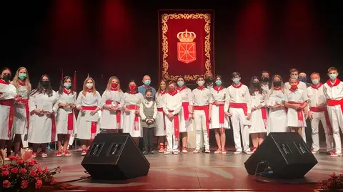 Foto de familia de las personas participantes en el Certamen de Jotas Ciudad de Tudela