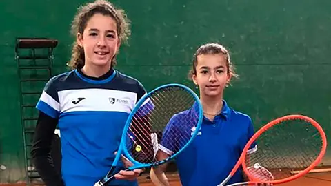 Mar&iacute;a Trujillo, la m&aacute;s bajita, con Adriana Iribas, la rival en la Final del M&aacute;ster Infantil