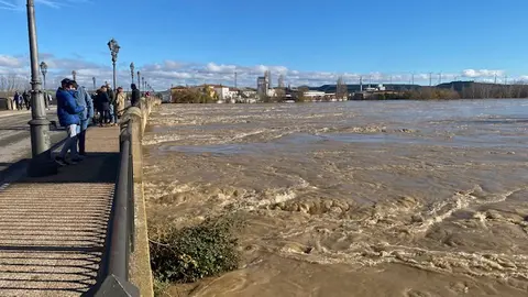 El puente de Tudela entiba el agua y la retiene