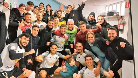 Los jugadores del CD Tudelano celebrando su primera victoria en liga