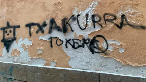 Pintada aparecida en la calle Tornamira, en el lateral del mercado