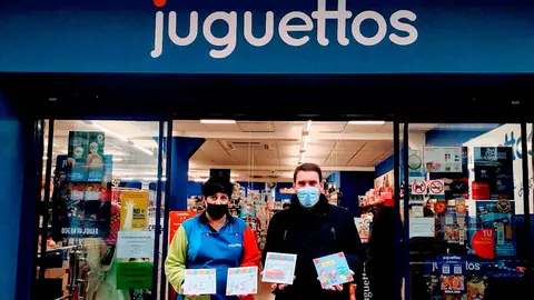 Mar&iacute;a San Juan, trabajadora de Juguettos y Jose Mari Pejenaute, vocal de ANA 