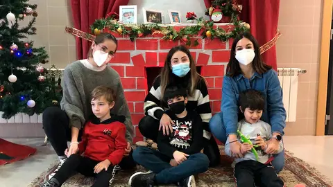 Ni&ntilde;os y profesionales en la Escuela de Navidad