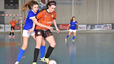 Iraia L&oacute;pez defiende un bal&oacute;n ante Mireia Unanua, jugadora del Txantrea