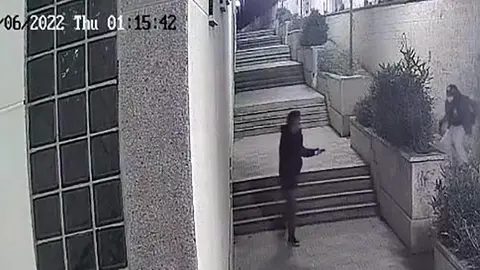 Momento en el que el presunto autor (izda.) enca&ntilde;ona a una de las v&iacute;ctimas