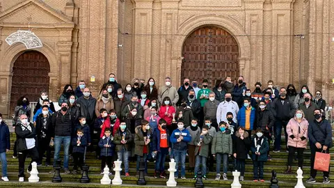 Foto conjunta, de ni&ntilde;os, padres, organizadores y ediles en las escaleras de la Colegiata de San Miguel