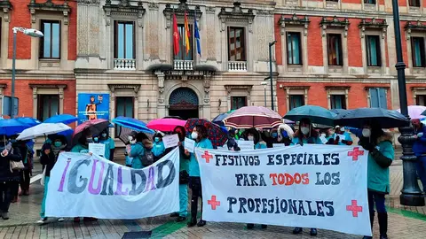 Protestas de trabajadores a turnos del SNS ante el Parlamento de Navarra