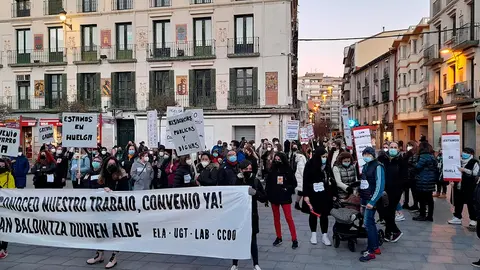 Trabajadoras de residencias riberas manifest&aacute;ndose en la plaza de los Fueros de Tudela