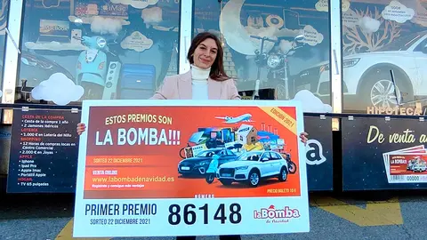 La ganadora del primer premio de La Bomba de Navidad, Sandra Garc&iacute;a, residente en Valencia ha recogido su espectacular premio en las instalaciones del Hotel El Villa Castej&oacute;n