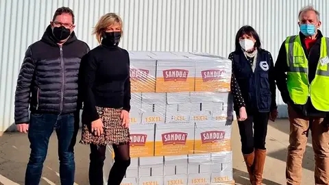 Los hermanos Jos&eacute; Luis y Laura Sand&uacute;a Escribano, junto a la responsable del BAN en Tudela y Ribera, Maite Mateo Rubio y Santos Gurucharri, ch&oacute;fer voluntario del Banco de Alimentos de Navarra
