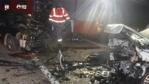 En este estado quedaron los dos veh&iacute;culos que colisionaron