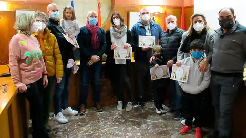 Los premiados en ambas categor&iacute;as junto a los miembros del jurado