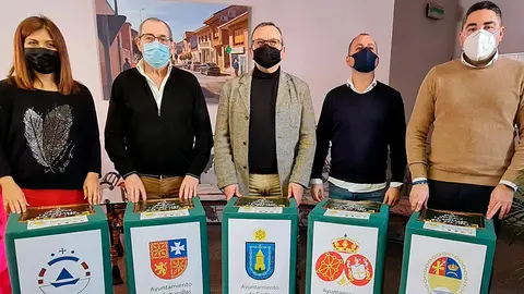 Los alcaldes de Ribera Sur posan junto a los boletos recogidos en cada localidad