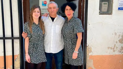 Ignacio Royo, el peluquero de  Ainz&oacute;n junta a otras peluqueras del pueblo