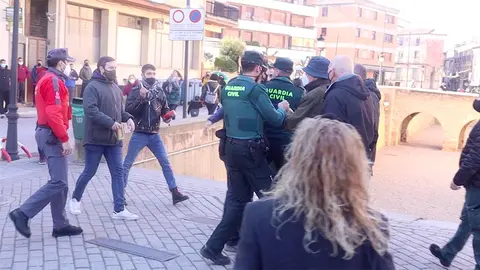 La Guardia Civil y la Polic&iacute;a Foral intermediaron en el enfrentamiento entre el grupo de escrache y los integrantes de VOX Navarra 