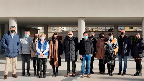 Los Parlamentarios visitando las instalaciones deI IESO La Paz de Cintru&eacute;nigo