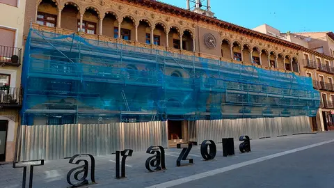 Fachada del Ayuntamiento de Tarazona en obras