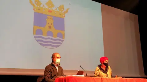 Gregorio Ach&uacute;tegui, gerente del Servicio Navarro de Salud y Santos Indur&aacute;in, consejera de Salud durante la presentaci&oacute;n.
