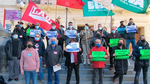 Sindicalistas concentrados hoy en la Plaza Vieja de Tudela.