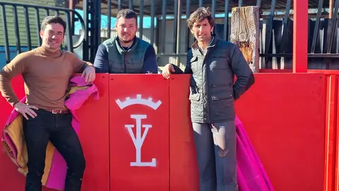 Imanol S&aacute;nchez,Juan L&oacute;pez y Alberto Lamelas junto al nuevo hierro
