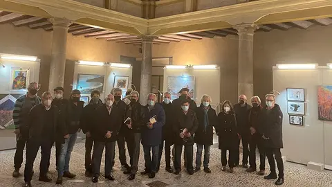 Artistas participantes en la exposici&oacute;n solidaria de Villa Javier