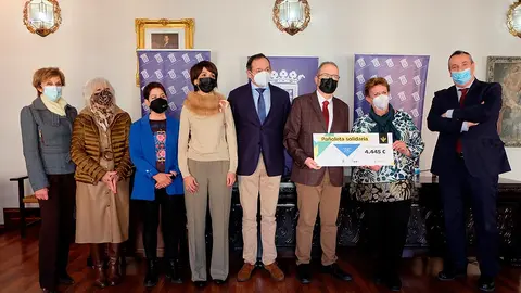 Tarazona entrega cheque asociacion cancer