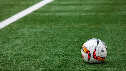 bal&oacute;n pelota f&uacute;tbol campo
