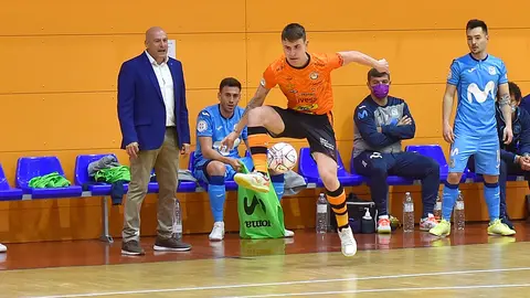 El tudelano Uge controlando un bal&oacute;n