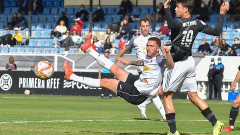 Agus Alonso intenta un remate acrob&aacute;tico ante la meta de Badiashile