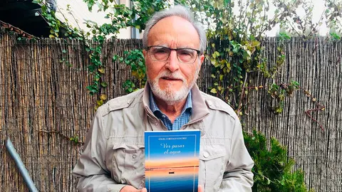 &Aacute;ngel Cornago con su poemario 'Ver pasar el agua'