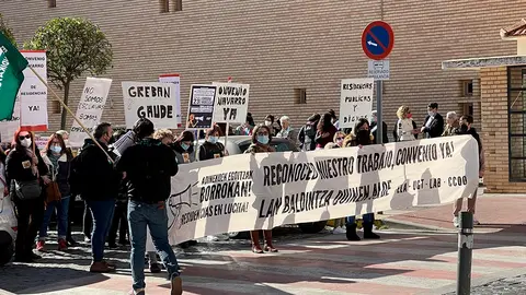 manifestacion huelga residencia sindicato anciano