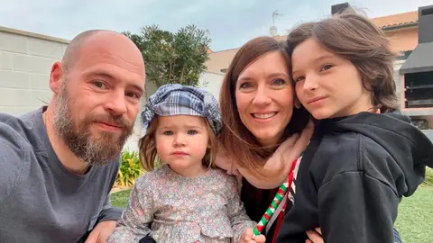 M&agrave;rius Guti&eacute;rrez y Marta Aguado junto a sus hijos