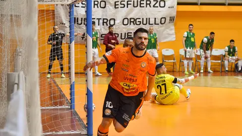 Joao Miguel celebra un gol en la porter&iacute;a del C&oacute;rdoba